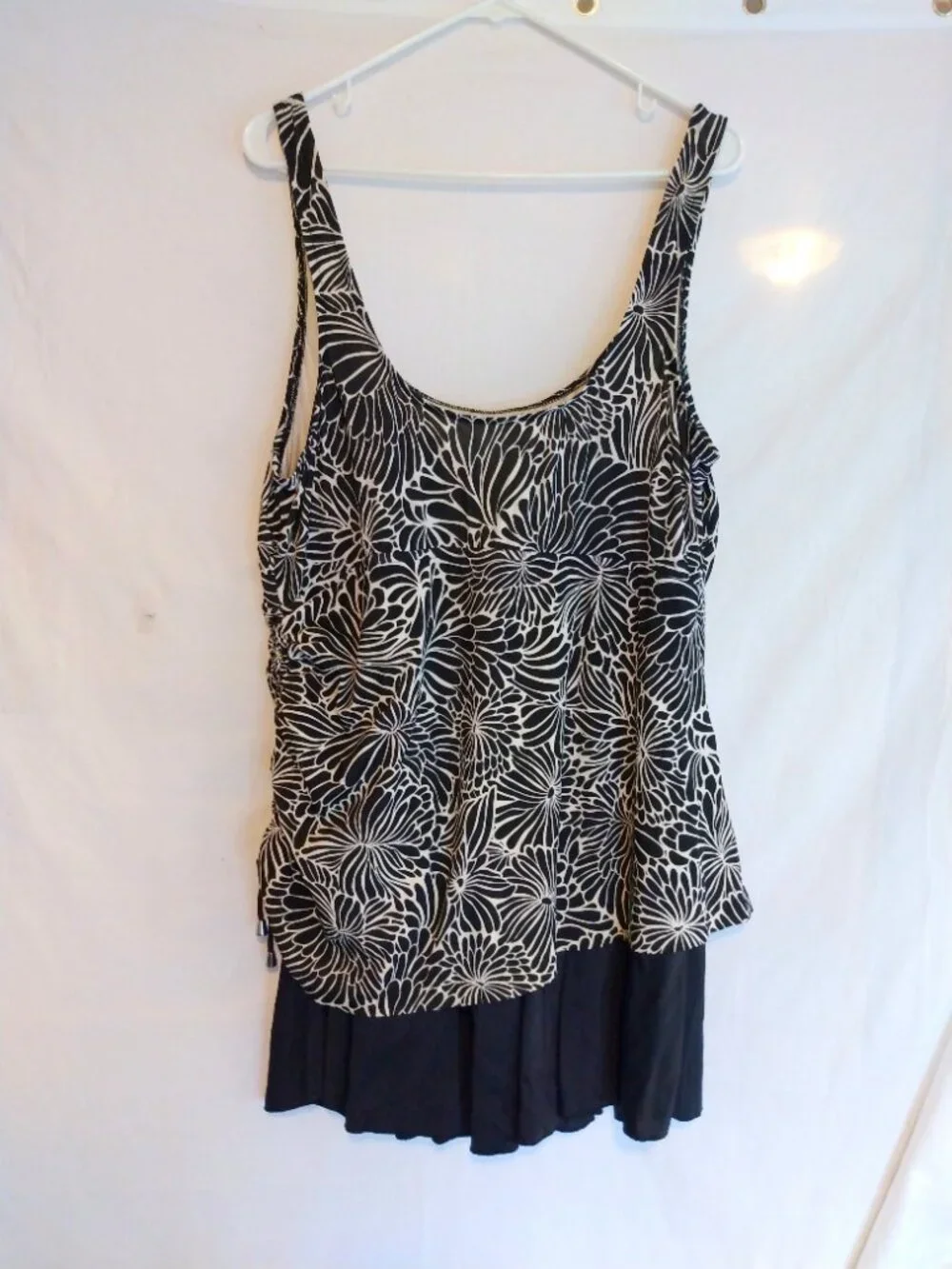Maxine Of Hollywood Black White Floral Skirted Swimsuit Plus 20W Modest Resort